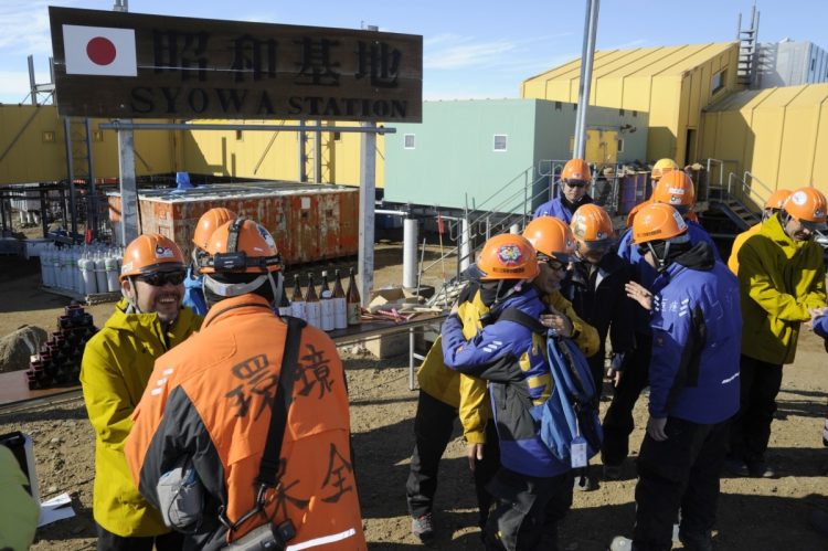 南極・昭和基地での第60次、第61次越冬交代式。高床式の建物が見える（時事通信フォト）