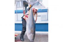 「釣りガール」10人の釣りライフを紹介(写真はYURI)