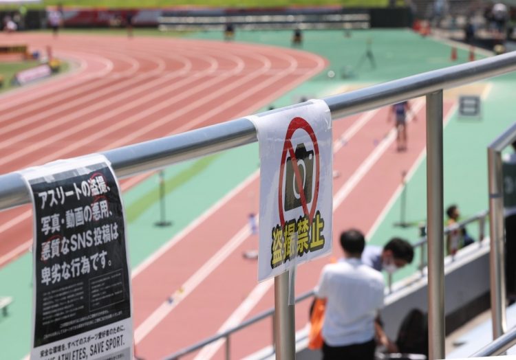 陸上・日本選手権混成競技の会場で、スタンドに設置された盗撮禁止を呼びかける掲示（時事通信フォト）