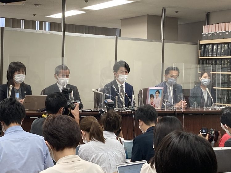 6月21日、被告人質問を終え弁護団らと会見に臨む松永さん（写真中央）と真菜さんの父・上原義教さん（写真左から2人目）。