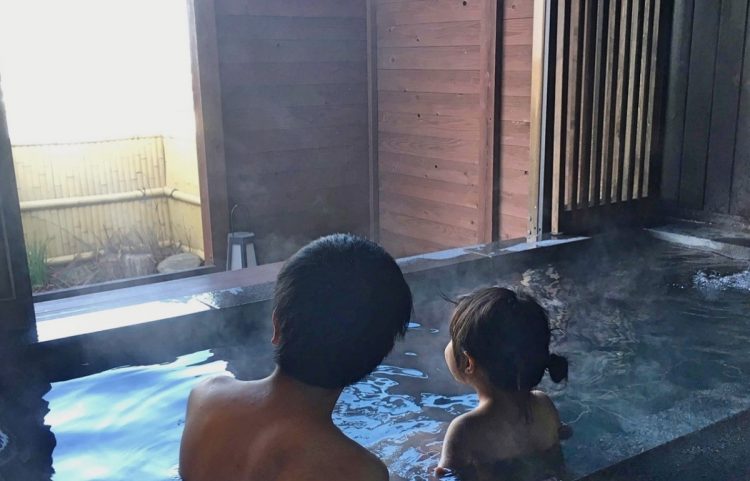 冬には家族で温泉へ（松永さん提供）。これら４点の写真は、松永さんが証拠資料として検察に提出した写真の一部。全てに詳細も記載されていた。