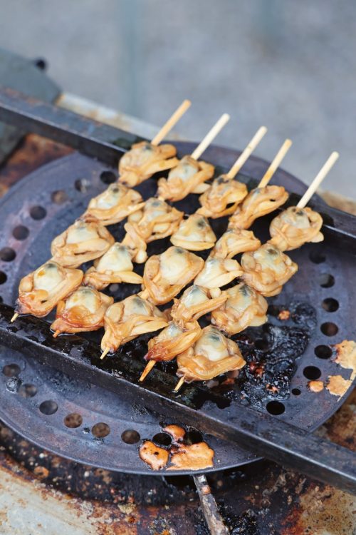 朝市名物の「あさりの串焼き」（150円）