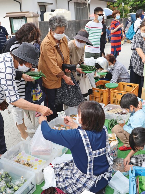 美味しいと評判の野菜や自家製の惣菜を求めて、地元の住民が殺到する人気店。この日はキュウリが飛ぶように売れていた