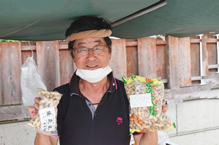 千葉県は国産落花生の約8割を生産する日本一の名産地。向かって右側は“落花生のコシヒカリ”と呼ばれる品種「千葉半立」、左側は同県が育成し、2018年にデビューした落花生新品種「Qなっつ」。どちらも濃厚なコクと甘味