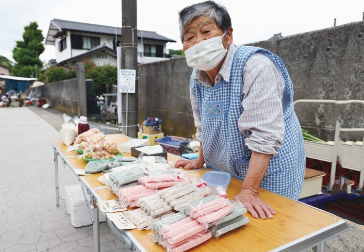 自家製のもち米で手作りした餅が人気の店。餅はヨモギ、エビ、青ノリなどの味が揃い、赤飯や手作りのシソジュースも人気。80代後半というおばあちゃんの味を求めて買いに来るファンも多い