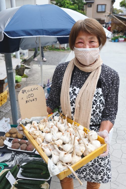 様々な作物を栽培し、収穫した日に店先に置くので季節ごとに旬の作物が登場する。「私が作った新ニンニクです!」と自信作を紹介する店主