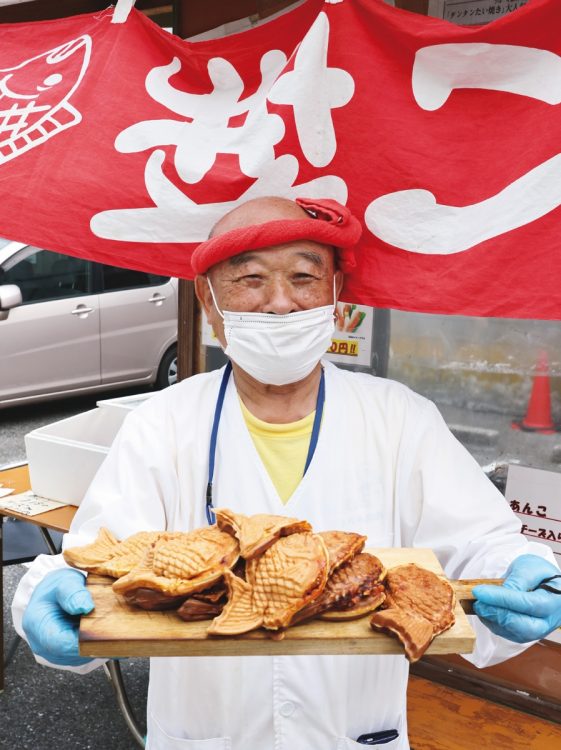 勝浦市のご当地グルメ「勝浦タンタンメン」のピリ辛の具材を入れた朝市名物「タンタンたい焼き」（200円）。普段は民宿を経営しており、土日に出店