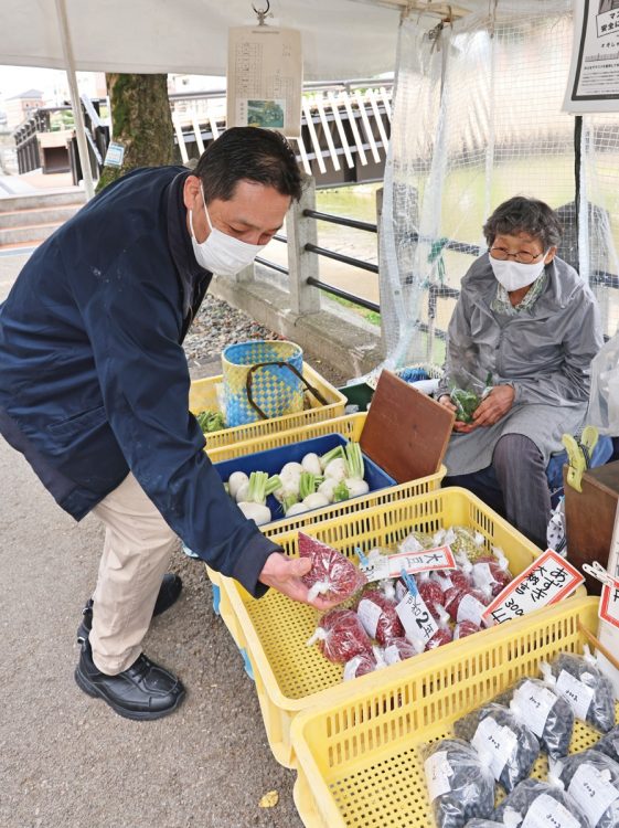 宮川朝市に仕入れに通う日本料理店「萬代」の主人・橋本猛さん。「このお店はアズキも最高なんです」