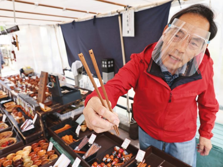飛騨高山の伝統工芸品・一位一刀彫を製造販売する「山城工芸」。古くから銘木で知られる一位の木で作った箸は使い心地抜群