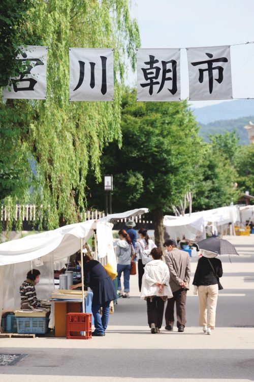 宮川沿いで毎日午前7時（12月～3月は8時）～12時に開かれる「宮川朝市」。野菜や果物、餅、手作りの特産品、民芸品、花などが売られている