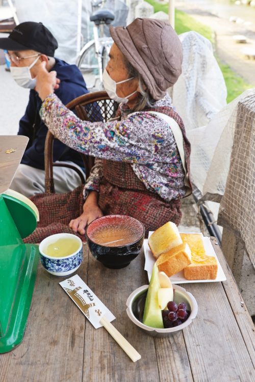 早朝からテントを組み立て、商品を並べ終わった頃、売り子たちは近くの馴染みの食堂からモーニングセットの出前をとる