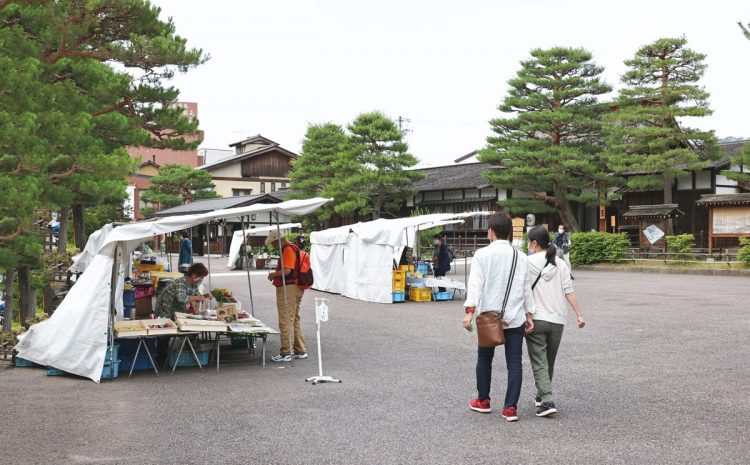 「高山陣屋」前広場の朝市は毎日午前7時～12時に開かれる