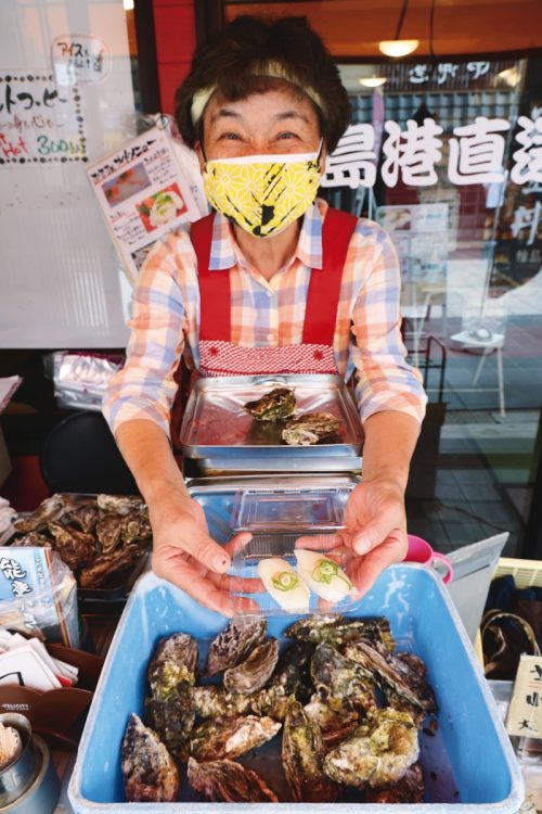 輪島の港で水揚げされた天然フグを手軽に楽しめる「ふぐ2貫握り」（300円）は輪島朝市の名物。新鮮な能登の殻付きカキはその場で焼いてもらえる