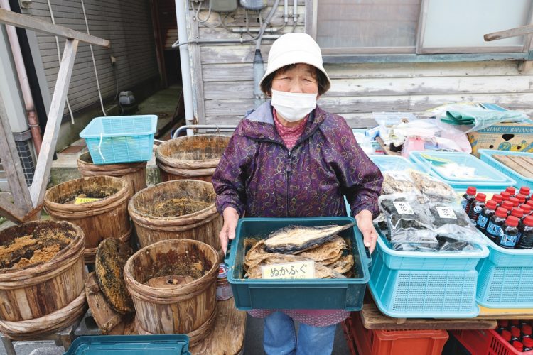 輪島の港で水揚げされたフグやサバなどを樽で長期間、糠漬けにしたものは旨味が凝縮され、酒もご飯も進む。冨水和美さん（写真）手作りのいしる（魚醤）も販売