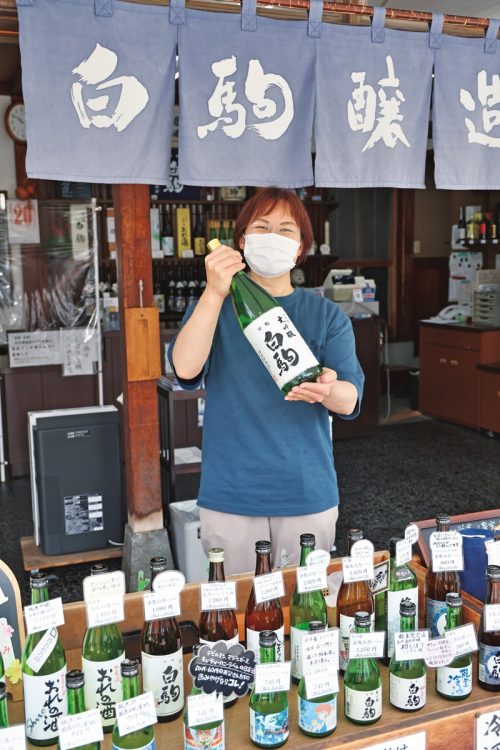 朝市通りに面する1912（大正元）年創業の蔵元「日吉酒造店」では能登杜氏が醸した約20種類を無料で試飲できる