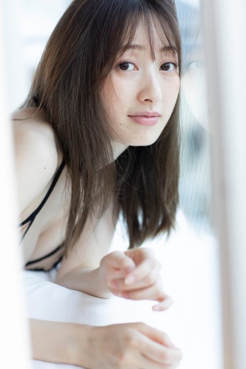 窓にその柔肌をピタリ