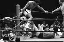 試合開始直後から、マットに寝る形でローキックを放ち続けた猪木。アリは「イノキ・イズ・ガール!」と叫んだ(撮影/木村盛綱)