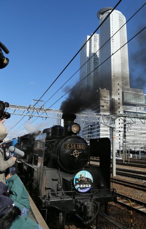 2013年2月、名古屋臨海高速鉄道あおなみ線の名古屋駅を出発するC56形蒸気機関車（時事通信フォト）