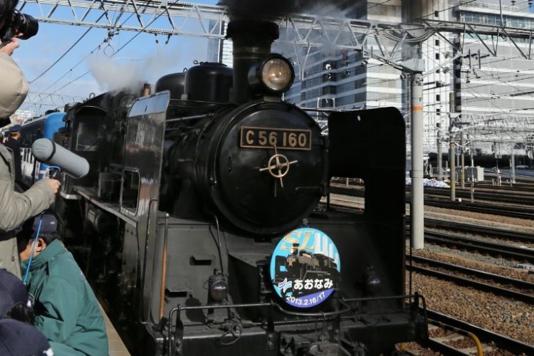 2013年2月、名古屋臨海高速鉄道あおなみ線の名古屋駅を出発するC56形蒸気機関車（時事通信フォト）