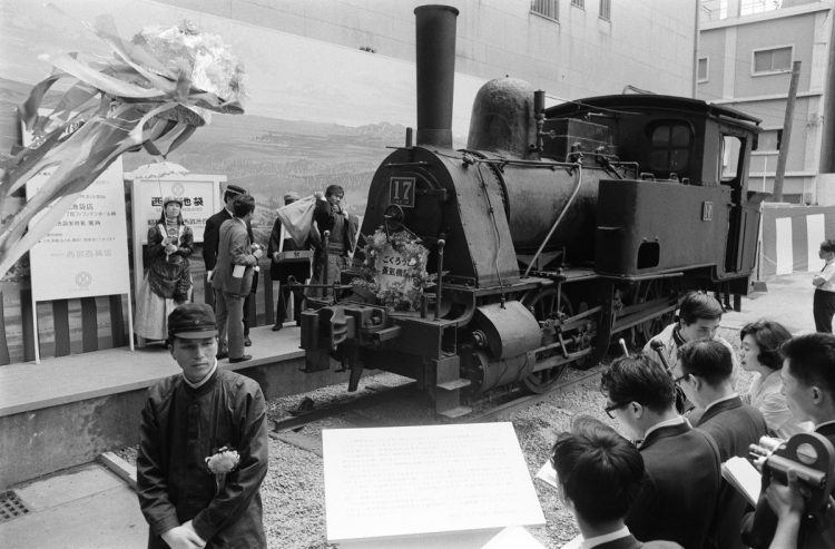 全国で蒸気機関車が続々と引退していた1969年。百貨店のお中元目玉商品として売り出された北海道の昭和鉱山から運んだクラウス型蒸気機関車（時事通信フォト）