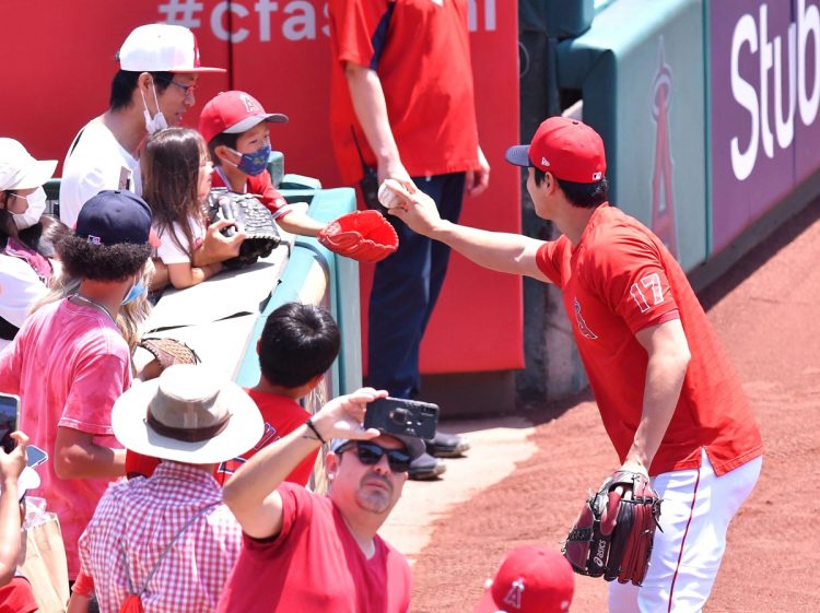 ファンにボールを手渡す大谷翔平（時事通信フォト）