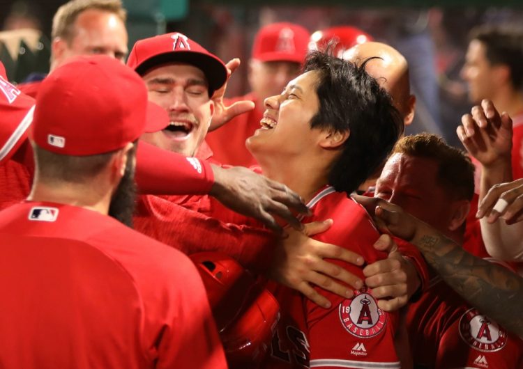 仲間と勝利を喜ぶ大谷翔平（写真／時事通信フォト）