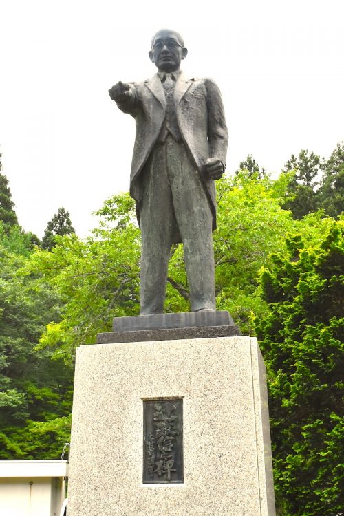 失踪から18年後、有志により建てられた辻政信の銅像（石川県加賀市）