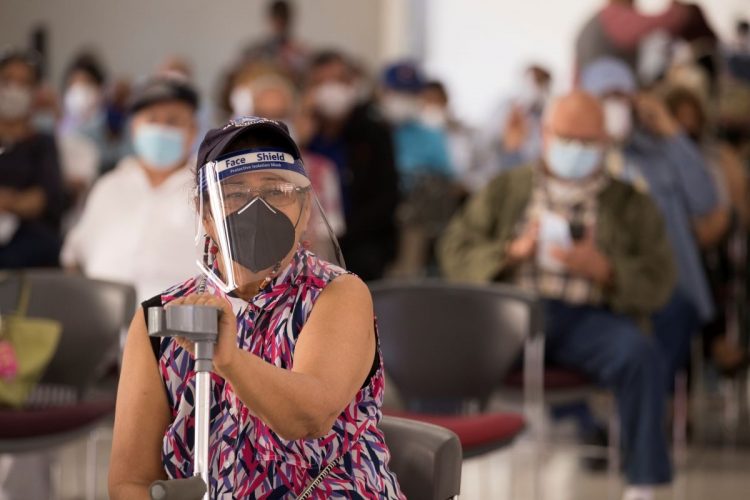ワクチン接種を受けるチリの女性（AFP＝時事通信フォト）