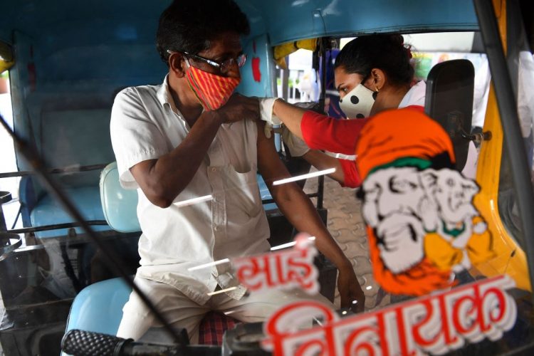 インド・ムンバイにあるドライブスルー方式のワクチン接種（AFP＝時事通信フォト）