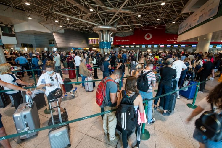デルタ株の感染増加を考慮して空港のチェック体制を強化するポルトガル（dpa＝時事通信フォト）