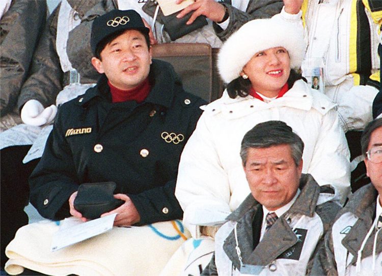 長野五輪でスキージャンプを観戦される皇太子ご夫妻（当時、1998年2月＝時事通信フォト）