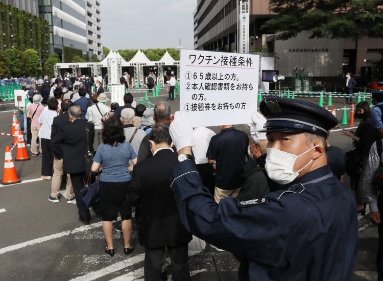 一刻も早いワクチン接種を求めて全国の大規模接種会場では行列ができている（時事通信フォト）