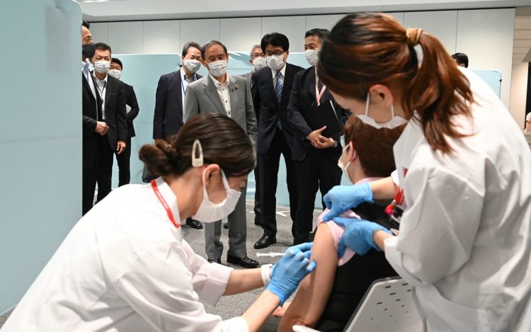 職域接種を視察する菅義偉首相（写真／時事通信社）