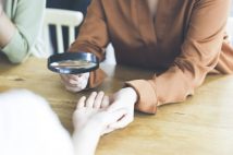 「占い依存」生活のリアル 占い師に会うことが最優先、自分で考えるのは放棄