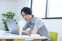 「家が暑い」は若者ほどストレスに。40代以上は「暑いのは当たり前」?