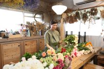 入居者DIYでアトリエや花屋に! 築古賃貸なのに大人気の「ニレノキハウス」がすごかった