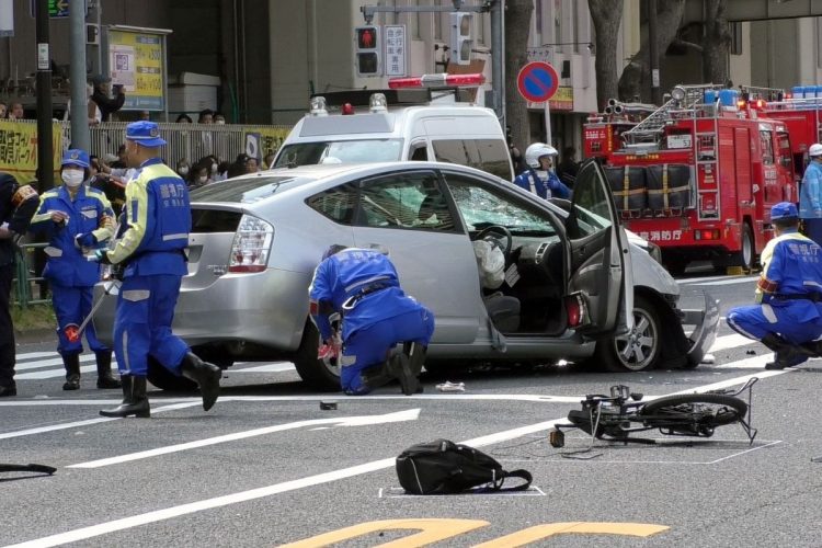 池袋事故で現場に残された事故車両とはねられた自転車（2019年4月／時事通信フォト）