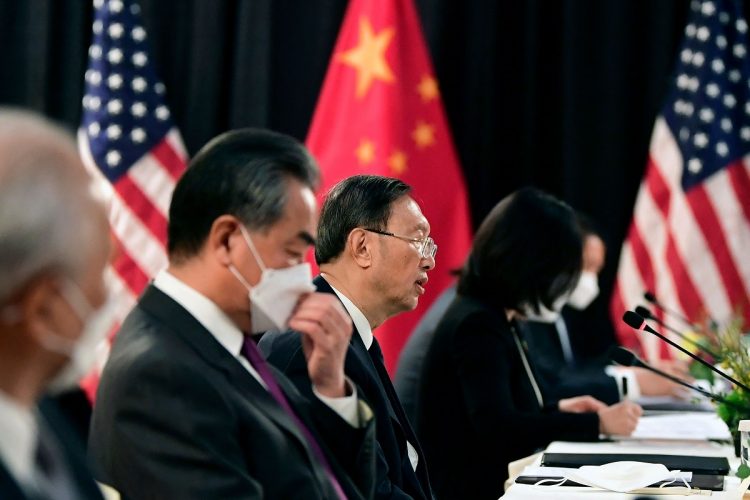 米中関係も緊張が続く（写真は米中外交トップ会談。AFP=時事）