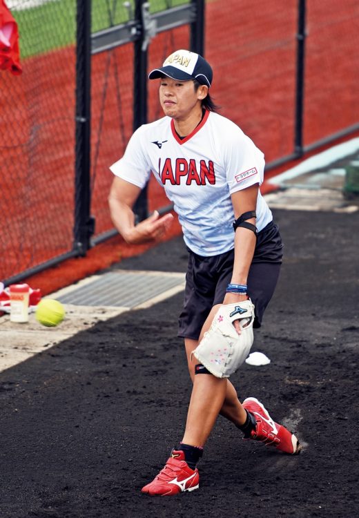 北京五輪における「上野の413球」で日本中を沸かせた上野由岐子選手。13年ぶりの晴れ舞台となる東京五輪代表にも内定、その熱投に注目が集まる（時事通信フォト／日本ソフトボール協会提供）