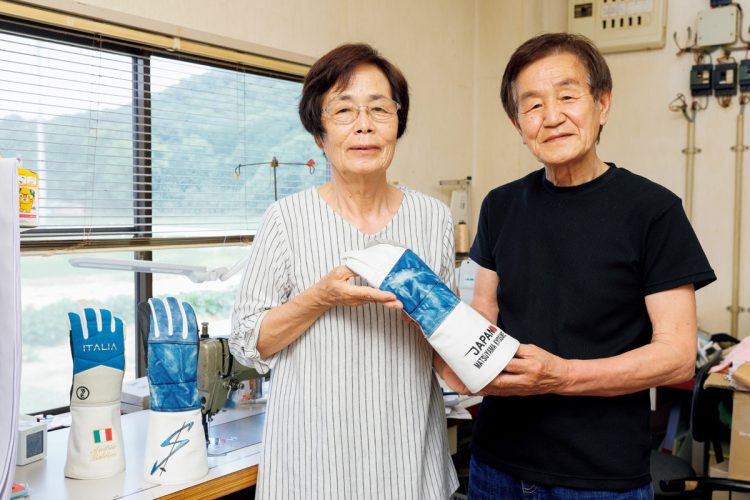細川勝弘・かずゑさん夫妻が日本代表のために新たに製作した藍染のフェンシンググローブ。「これのデビュー戦は五輪なんです」（勝弘さん）と力を込める