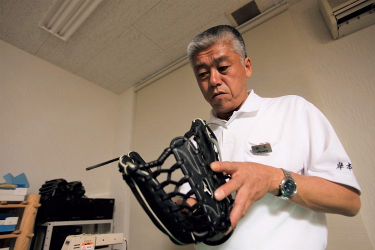 岸本耕作さんは現役時代のイチロー選手のグラブも担当した