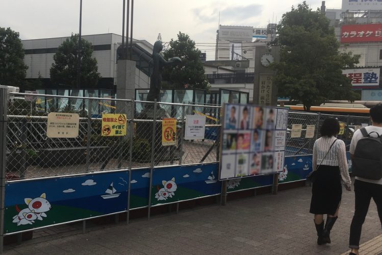 若者たちが集まる高田馬場駅前ロータリー広場は完全に閉鎖されている（筆者撮影）