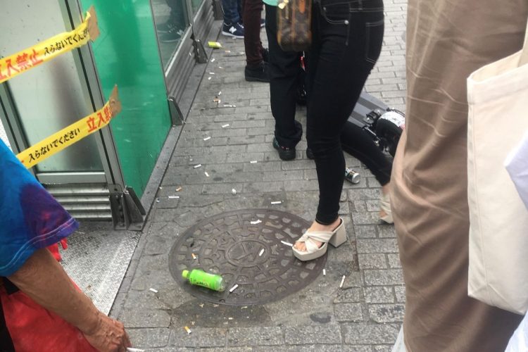 閉鎖された喫煙所前には無数の吸い殻がポイ捨てされている（渋谷／筆者撮影）