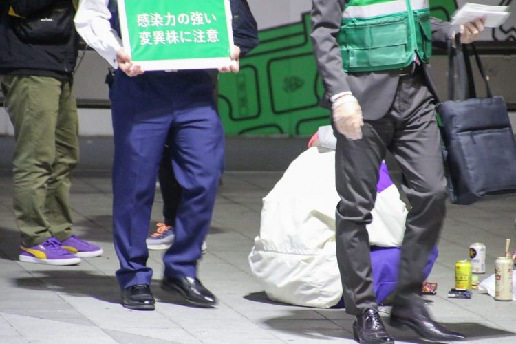 路上飲酒する若者にまん延防止の協力を呼びかける東京都の職員（新宿／時事通信フォト）