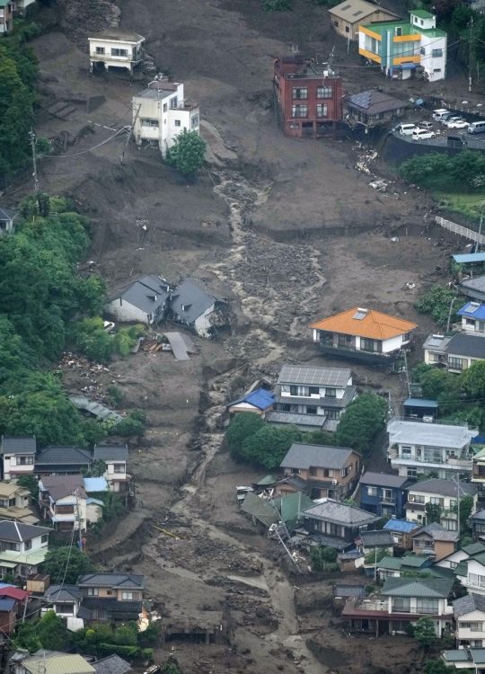 時速40kmほどの土石流が風光明媚な街をのみ込んだ（共同通信社）