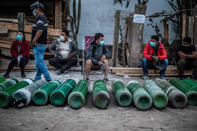 南米で猛威をふるっているラムダ株。ペルーの街中には、医療用の酸素ボンベを待つ人で溢れる（写真／アフロ）