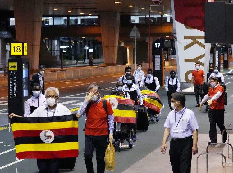 ウガンダ代表選手のほか、セルビア選手団の1人も空港の検疫で陽性が判明した（共同通信社）