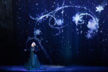 輝きを変える氷、結晶、氷の階段など、次々に繰り出されるエルサの魔法は、最新鋭のプロジェクションマッピング、LEDパネルを駆使して表現している