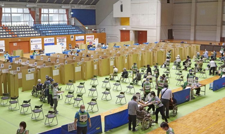 自治体では予約に新規受け付けを停止や制限する動きが相次ぐ（写真／共同通信社）