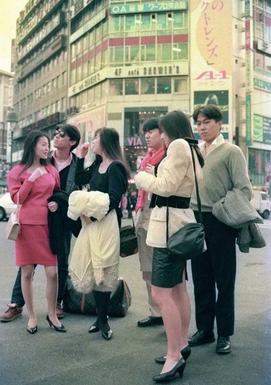 バブル時代を象徴する「ボディコン」スタイルに身を包んだ女性たち（写真／1988年、共同通信社）
